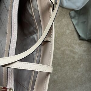 Lovely Michael Kors purse. Great condition. MEDIUM/LARGE size. Ample space.
